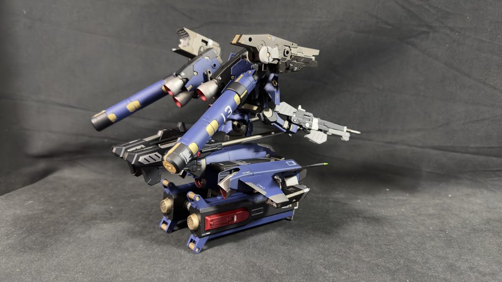 バックショット。３０MMのブースターは3㎜穴がたくさん開いてるので、武装やプロペラントタンクが簡単に付けれます。ダガーLのキャノンはティックバランの尾翼を切り飛ばして装着、大型ミサイルは台座用の穴を利用して差し込みできるようにしました。