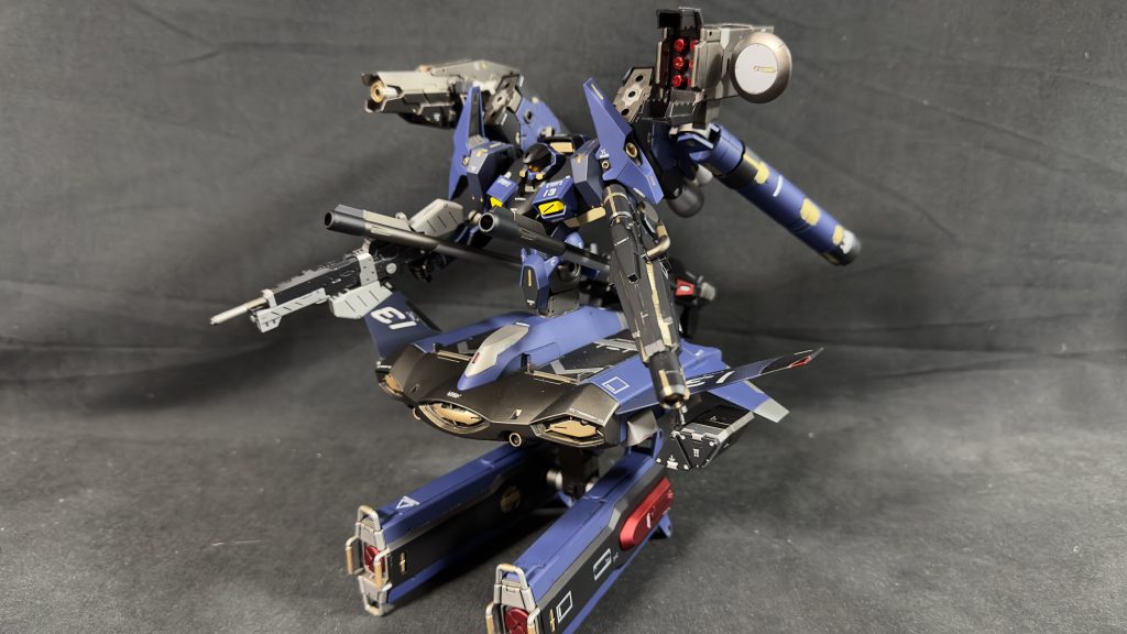 全備状態で武装展開。大型ミサイルで広範囲殲滅、キャノンで長距離砲撃の後、空から撃ちまくって各個撃破という感じでしょうか。拠点攻略、あるいは敵地侵攻用って感じですね。