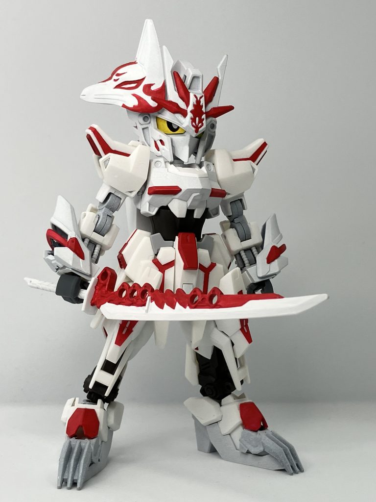 カラーリングはある特撮の登場人物をモチーフにして塗装を行いました。ルナゲイザーのシール部分はほぼすべて筆で色を付けていきました。その中でも一番きつかった箇所は狐のお面部分です。何度修正を繰り返したことか…まぁそのおかげで、納得のいくようになったのでよかったんですけど。