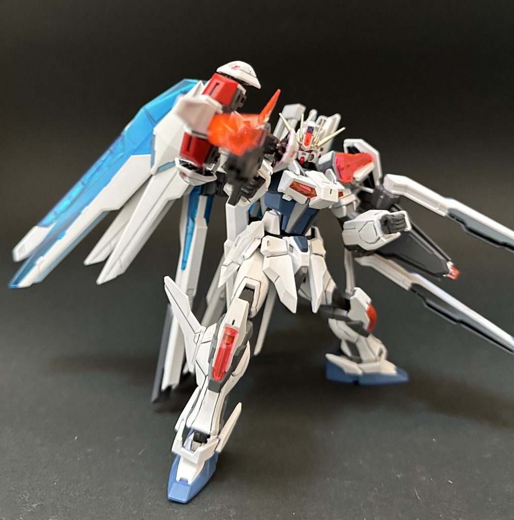 無難でありきたりですがガンダムヘリオスのバックパックとエアリアルのエスカッシャンを使って作りました。