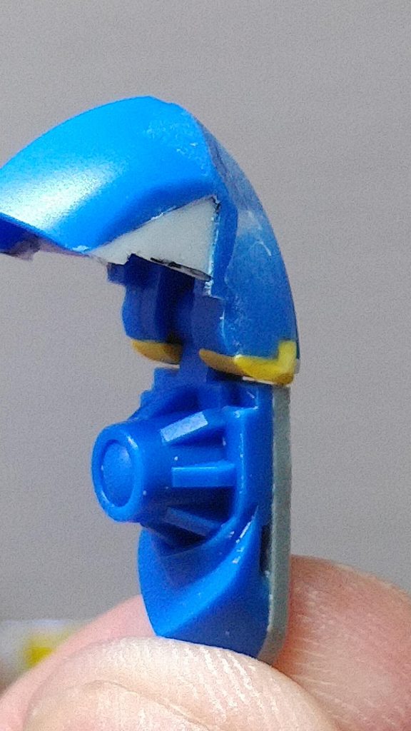 幅詰めしたら側面が無くなったり、胴体に接着出来ないから1mmプラバンでボリュームを増したりと一番手間がかかった箇所( ;´･ω･`)