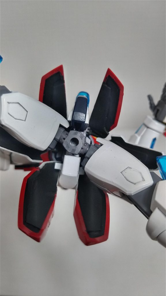 可動域を増やす為にゴッドから股関節パーツを改造移植他には前から疑問だった、多分全部のガンプラで固定パーツになっているリアアーマーを可動式に改造