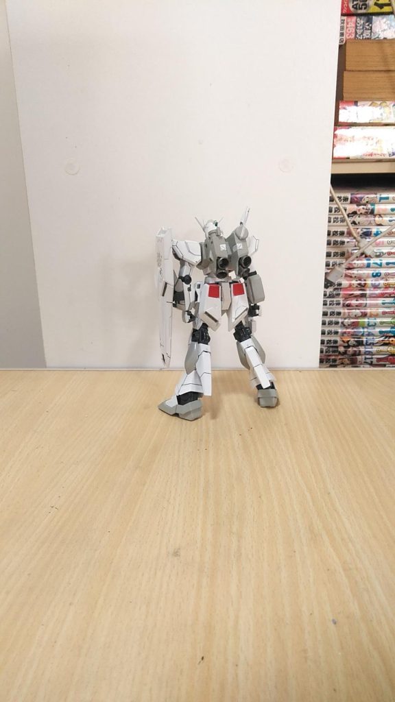 バックショットランドセル バーニアを削り落として新しいく 少し大きいバーニアにしてます。ランドセル下側をバーニアに合わせて少し延長してます。脹脛 バーニアを 切り落としてポールジョイントを付けて稼働するようにしてみました。スラスターカバーを上下で切り離して稼働と先端の延長をしてます。