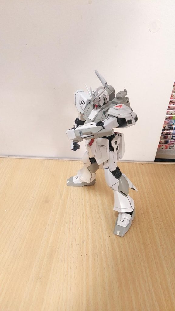 肩アーマー パーソナルマークの部分を0.5ミリプラ板で、厚みを持たせてます。所々スジ彫りしてます。左腕の予備サーベルラックをスライドするようにしてみました。予備サーベルは、プラ棒で作ってます。