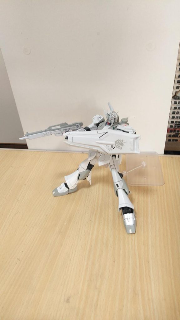 シールド側面と正面側にプラ板を貼って パネルラインぽくしてます。