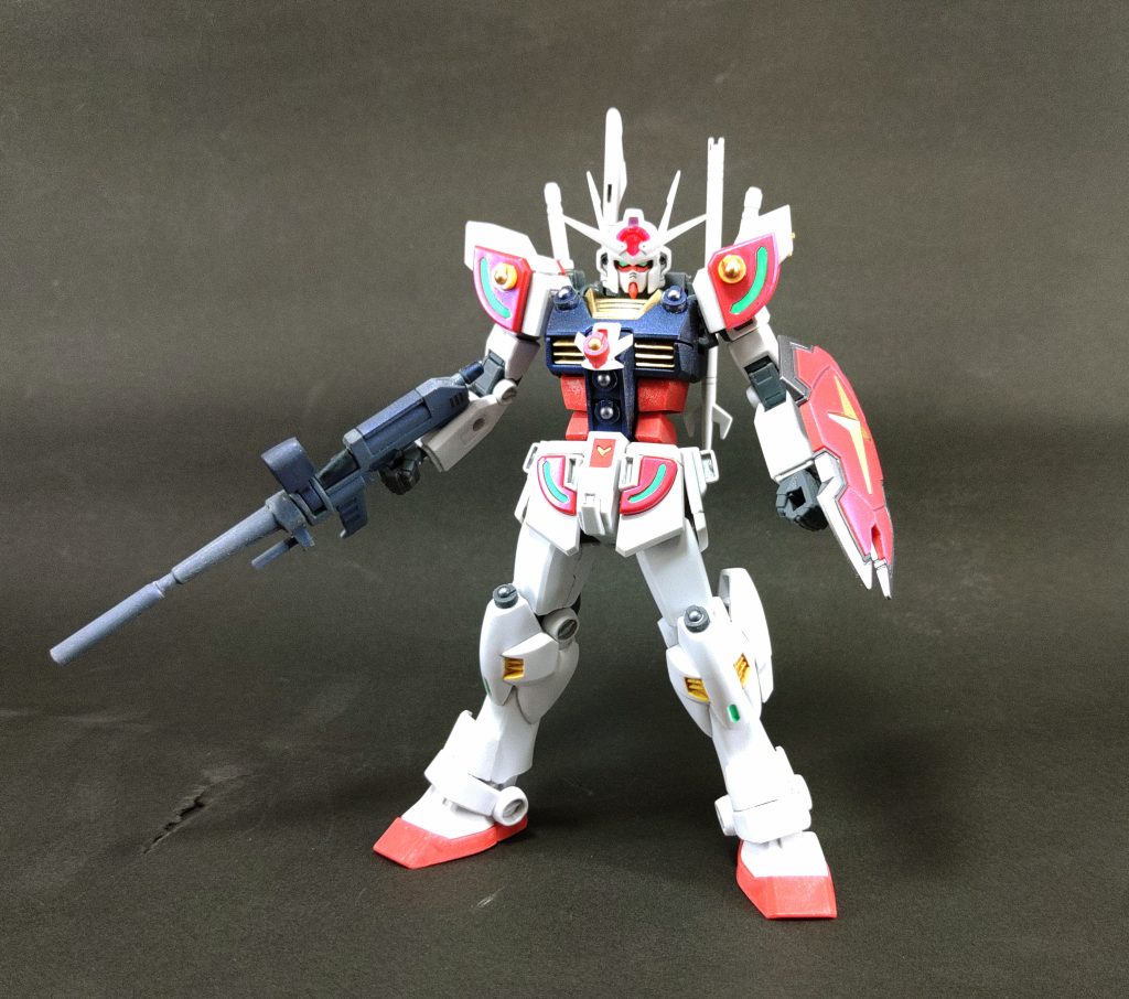 ライフルの大型化と癖の強いナギナタを背中に収容すると普通の宇宙世紀のガンダムタイプにも見えます。