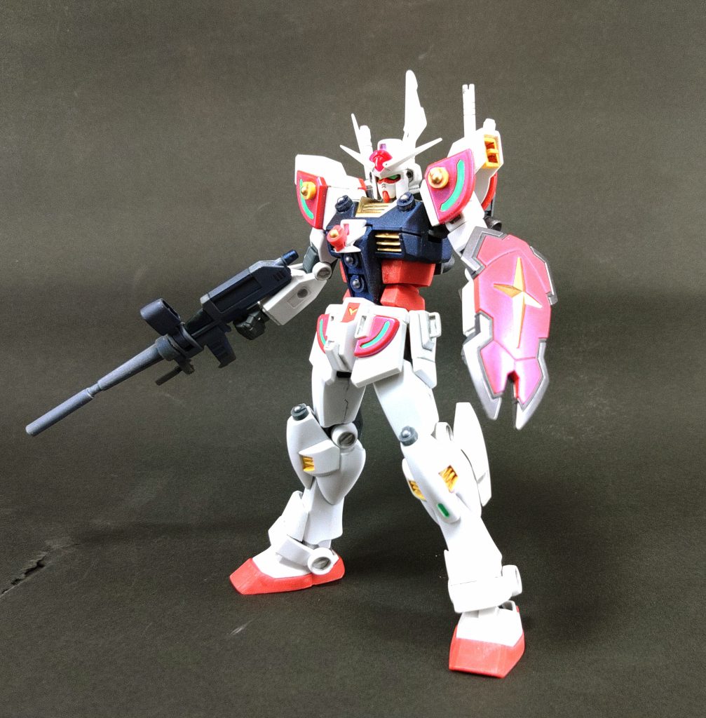 各部の余剰パーツをバラして、切り貼りして大型化しました。ファーストガンダムを使ってファーストガンダムぽさを消していくことを意識して製作しています。