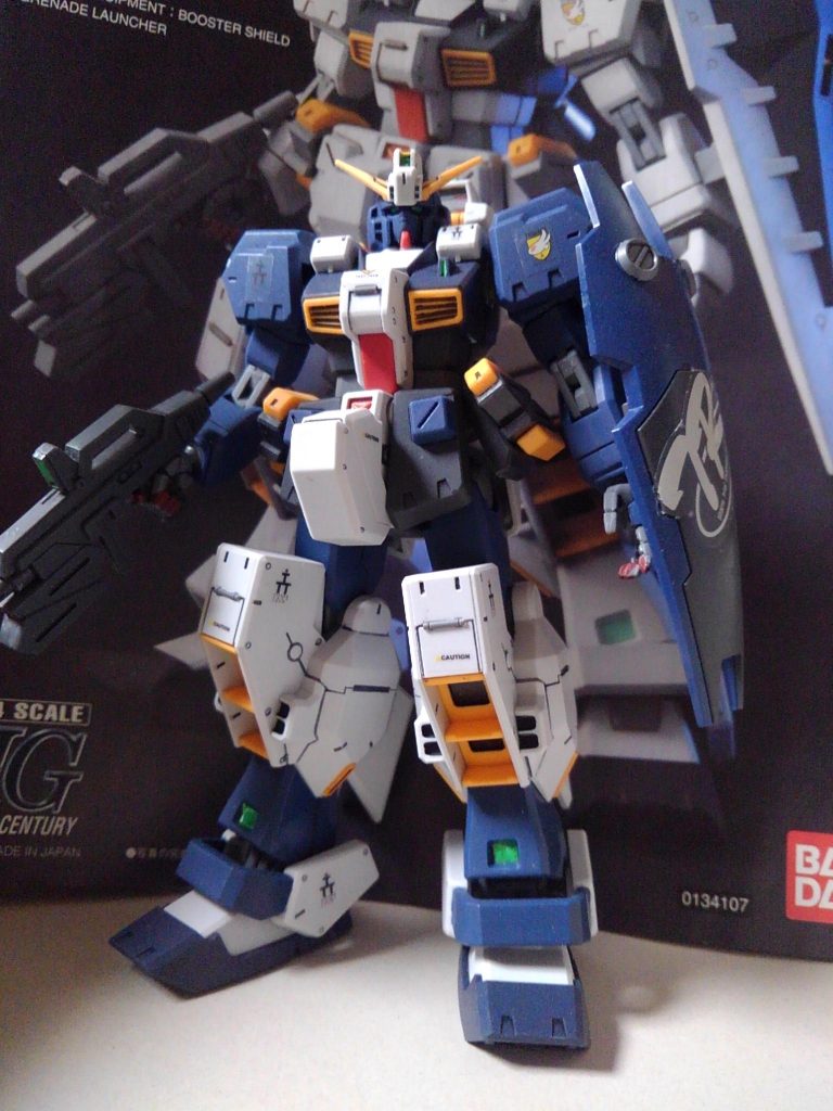 ブルーの部分はスネ、アンクルガード前側、その他切り口の部分をレタッチするのみの塗装を行っています。トップの写真も肩のトップ、シールド、ヘリウムコアのフチだけ塗装しています。(肩前後は塗装なし)