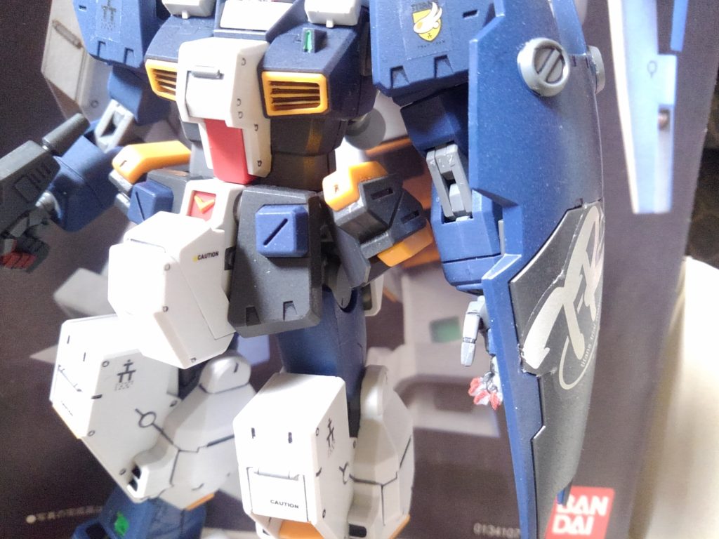 彩度上げても分からないくらいの見事な発色、ガンダムマーカーのティターンズブルーではこうは行きませんでした。