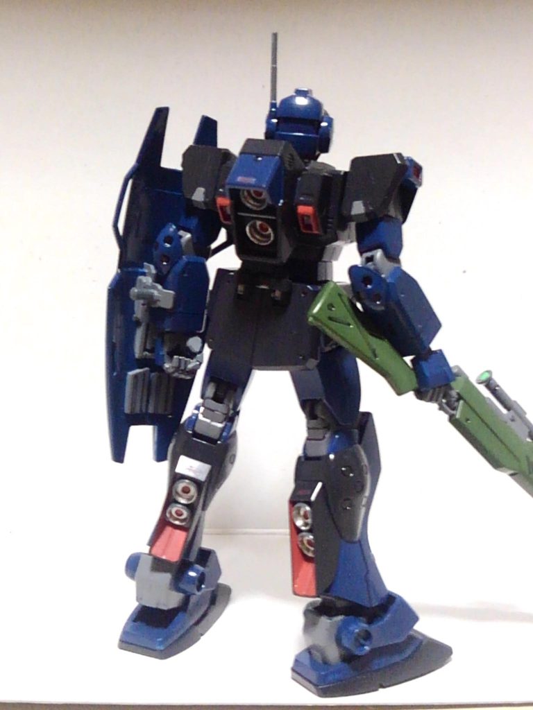 スラスター周りの注意書きはRGガンダムMk2のステッカーを利用。スラスターノズルの内部はガンダムマーカーメッキシルバー、真ん中を同メタリックレッドで塗装。