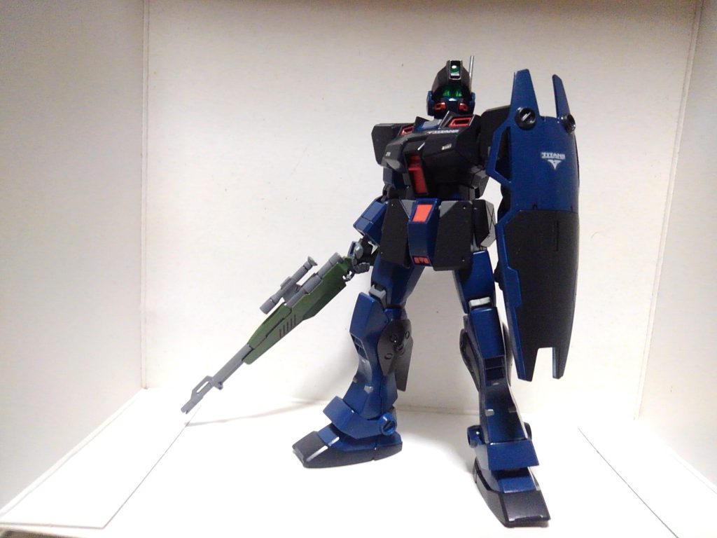 ヤフオクとかでティターンズカラーのガンプラを見ると「またティターンズかよ!しかもクスィーとかどゆこと!?」と文句垂れるけど実際カッコイイんですよねティターンズカラー。グンゼの航空機カラー、ブルーFS15050が完璧なティターンズブルーなのでみんな試してみてください。