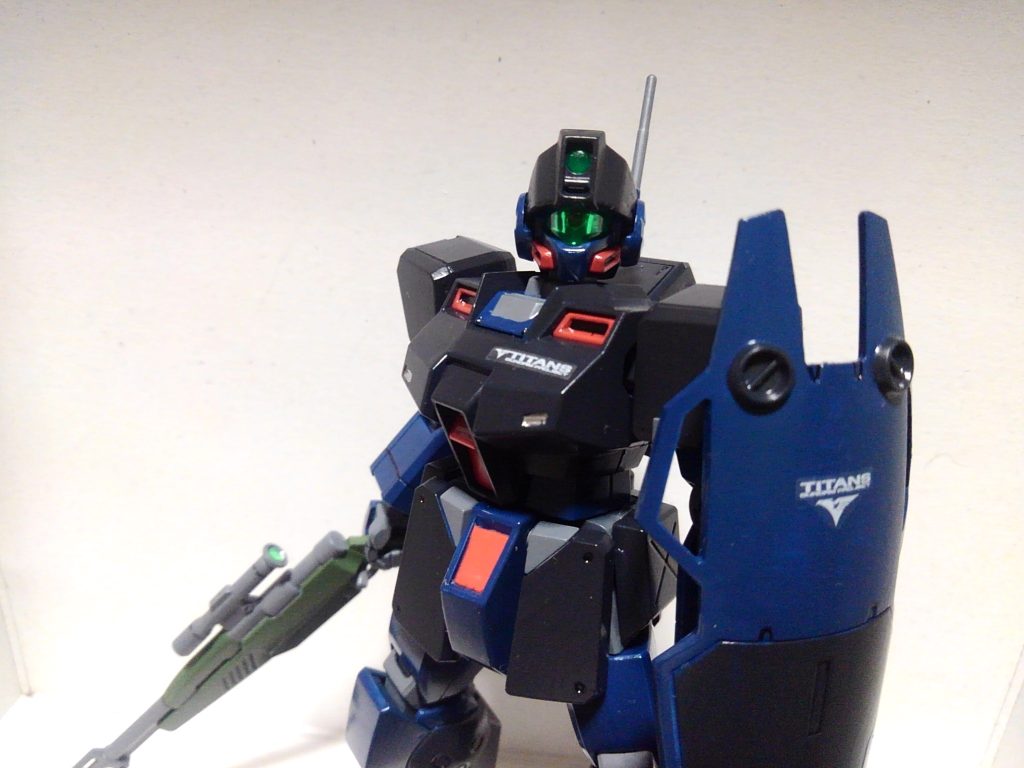 ティターンズのマーキングもRGから。目は本当はオレンジが良かったんですけど、型取りの技術も道具もないのでキットのまま。意外に緑のバイザーも悪くないですね。