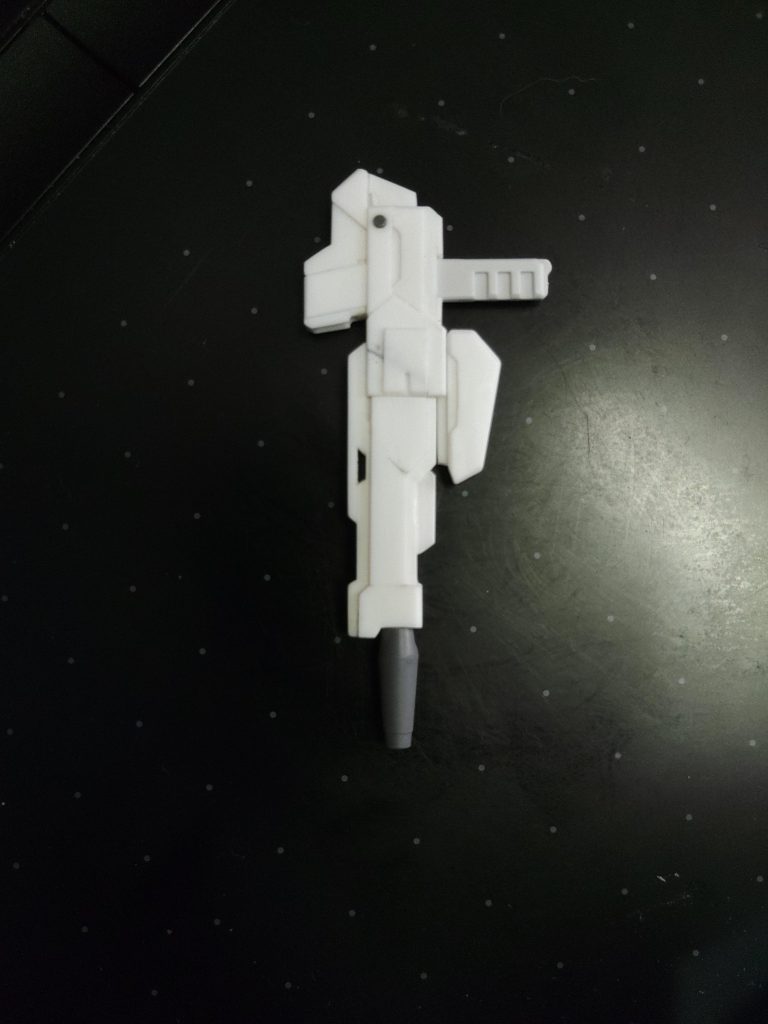 ビームライフルはグリップはSDジムのスプレーガンを拝借し、銃口はジャンクから付けて残りはシールドと同じくプラ板スクラッチ。オリジナル機として作る以上は武器も出来る限りオリジナルにしたかったのでチャレンジしてみました。