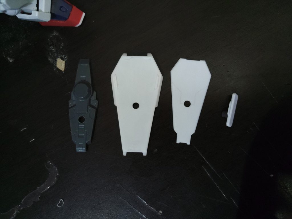 シールドは内側だけSDダブルオーダイバーエースのブースターを基部にして、本体はプラ板でフルスクラッチ。