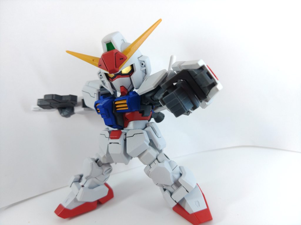 標準的なものより少し小型のシールド。 SD機として取り回しや可動の邪魔にならないサイズを考え作成された。 またシールドの内側には小型のジェネレータが搭載されており、先端部銃口からビームバルカンの射撃が可能となっている。