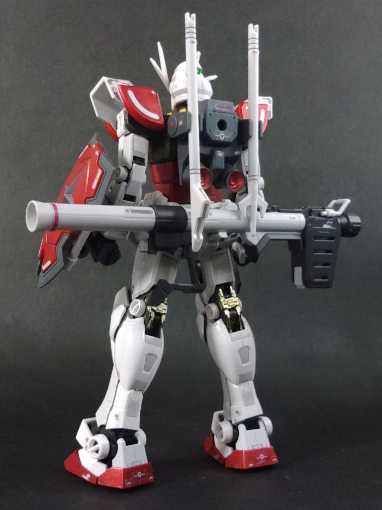 ちと寂しいバックパック周りもパーツ追加でディテールアップ。ハイパーラーバズーカも作ってあります。