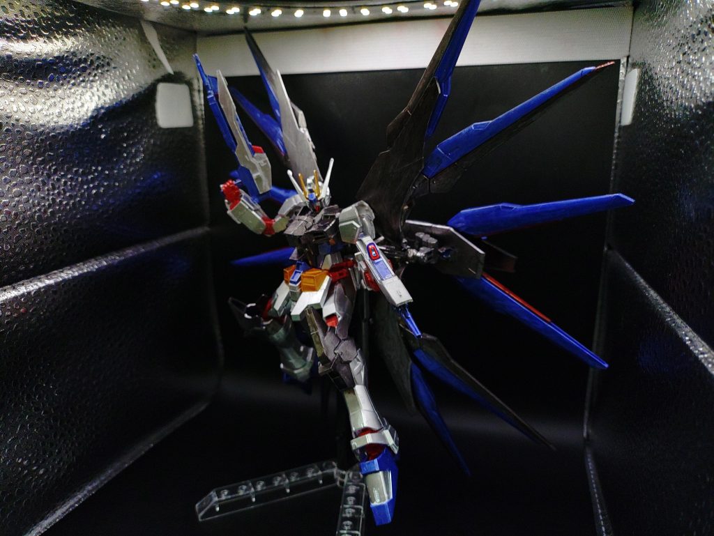 ◯ハイマットモードバックアップを展開した高機動モード。ウイングが左右2本ずつ追加され、基部も大型化したため、翼の先が破損した場合でも安定感のある飛行を継続できます。