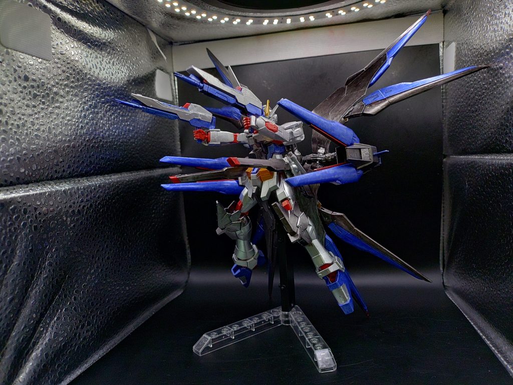 ◯ハイマットフルバースト高機動モードでのフルバーストモードです。元との大きな変更として胸のビーム砲をバックアップの一部に移し、そのバックアップの一部が展開して、4本のドラグーンも前に向きます。そのため、地上ではライフル×2、腰のレールガン×2,ドラグーン×4 、バックアップ×2の10門で同時攻撃をおこないます。