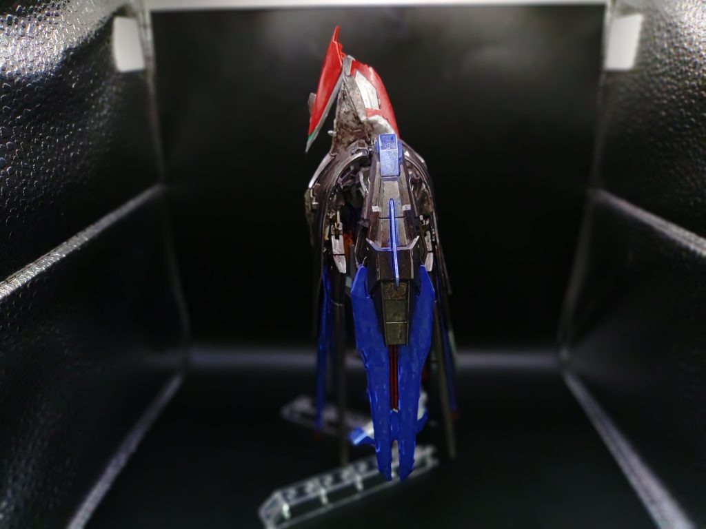 ◯サイドクロークを全体に覆う事で防御力の向上と機体の秘匿をおこないます。またクローク及びハイパージャマーによる視覚的かつ電子的撹乱により隠密行動に長けています。