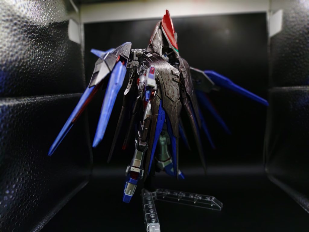 ◯設定サイレントフリーダムストライクフリーダムの改修案のひとつ。政治的な問題により核エンジン搭載機を持つ事は戦争の火種になりかねないため、フリーダムのように封印するか解体するかの選択を迫られた。ひとつの代替案として本機体が存在し、スペックが高い機体を手放したくないため、バッテリー機として偽造するカスタムを生み出した。ダミーモードでも申し分ない戦闘力と即時にストライクフリーダムへ切り替えることができるため良い案かと思えたが、パイロットのキラヤマトから、ストライクフリーダムの存在に平和な未来はないとし廃案となった。