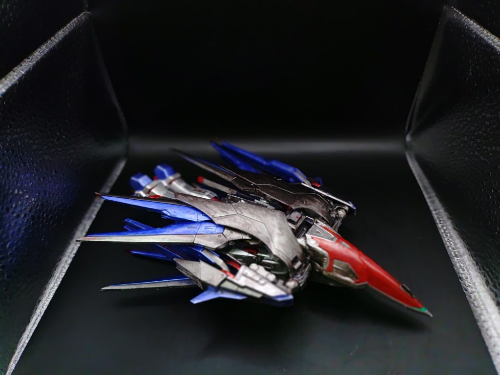 ◯MA形態少量のバッテリーで長時間移動可能な巡航形態です。本体を可変のために改造する場合、強度の問題と運動性能の理由から問題が生じるため、本体の変形は取り消し、バックアップのクロークを覆う事によって空気抵抗を操作する方法にしています。この運用方法は後のフリーダムを冠する機体に引き継がれますが、それは別のお話です。