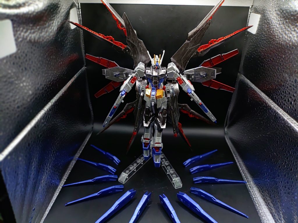 ◯ドラグーン射出すべてのドラグーンを射出。翼の赤い内部スラスターが露出し、一気に禍々しい雰囲気になります。ドラグーンが4本追加されているために、制圧力が増加しています。