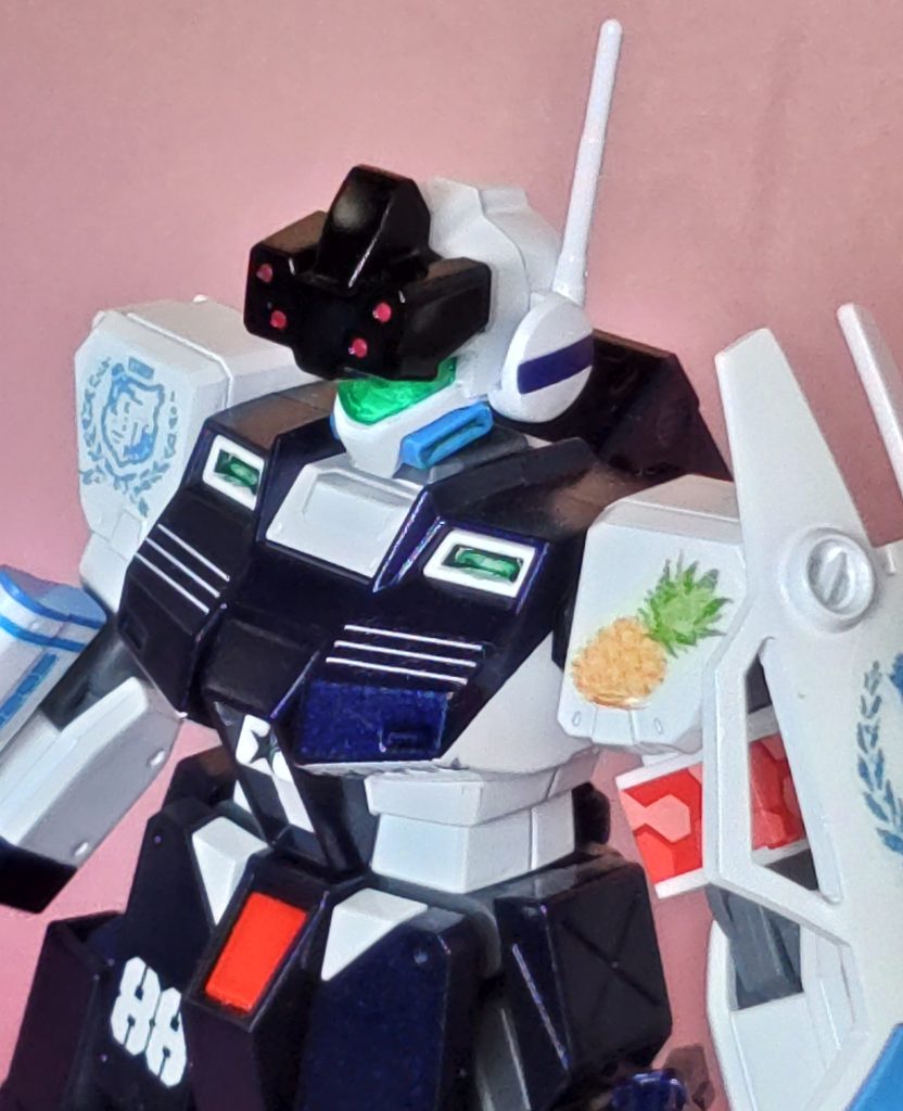 あえて缶スプレーで塗装、汚し等は無しで、トイ的な仕上がりを目指しました。カメラ上のパーツは、黒髪イメージで黒いのです。マーキングは色々集めたり、自作デカール。