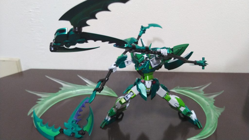 「暴殺・魔ッ怒Haっター(ぼうさつ・まっどはったー)」二本の鎌をブンブン振り回して斬撃を飛ばす技デス。