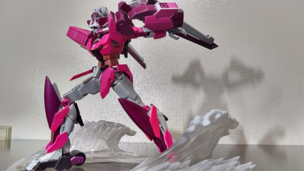 ローラーダッシュ!まるでアイススケートをするような動作が特徴的でした。アニメ本編だと踏ん張りの利かない足だそうですけど、これは「サタニクスガンダム」の足を使ってるのでかなりゴツイ。