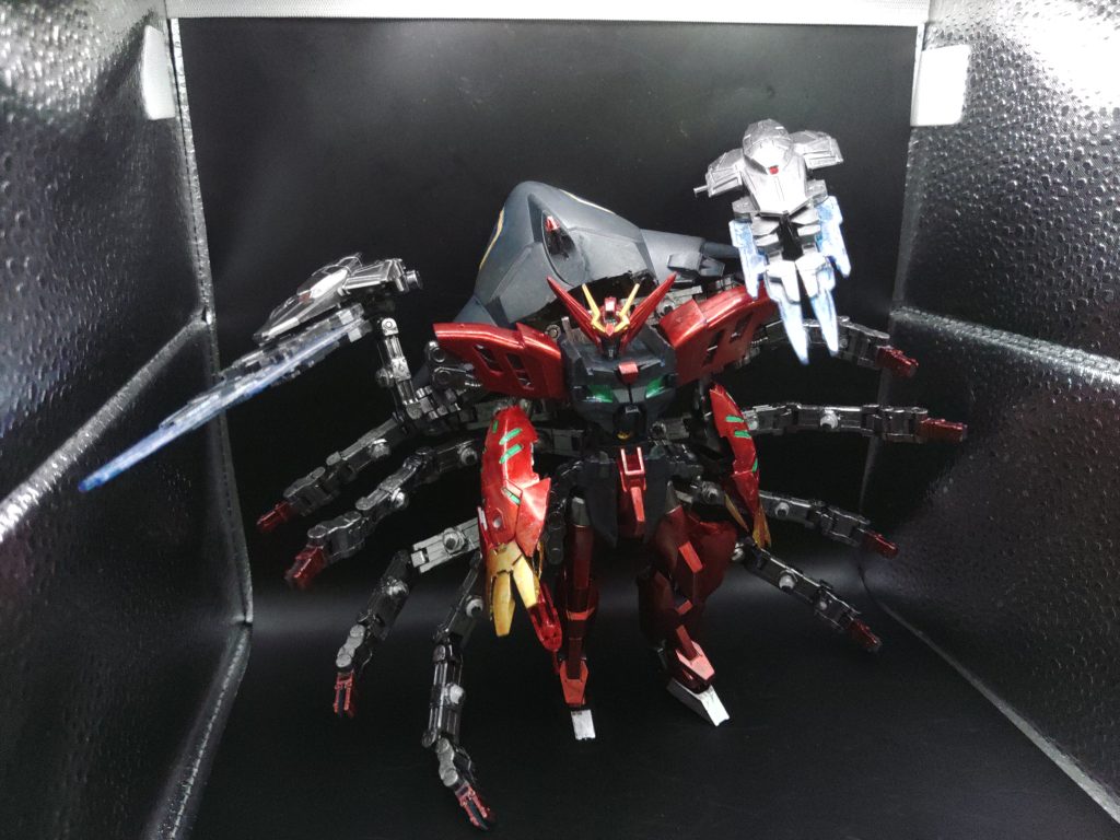 背中のラジエーターアームズを展開。ラジエータープレートは廃止し、MA形態では装甲に、MS形態では腕と羽の機能をプラスしたラジエーターアームズを装備しています。