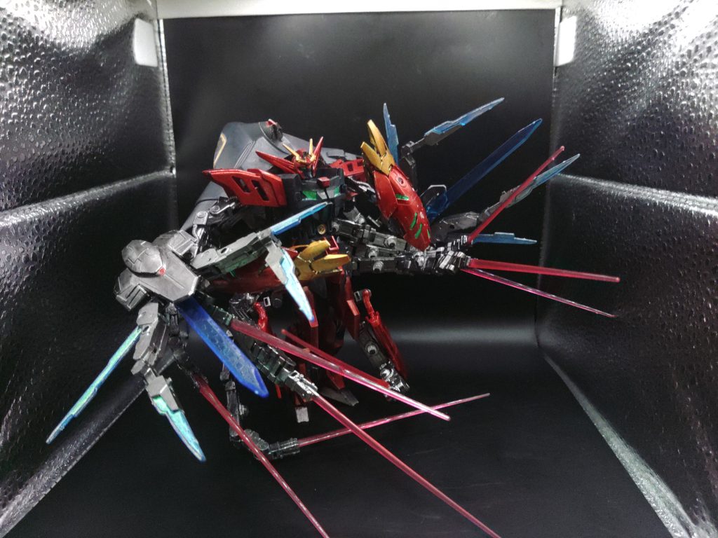 ラジエーターアームズとギガンティックシザースからサーベルを展開。腕が合計で12本になるため、凄まじい見た目になります。