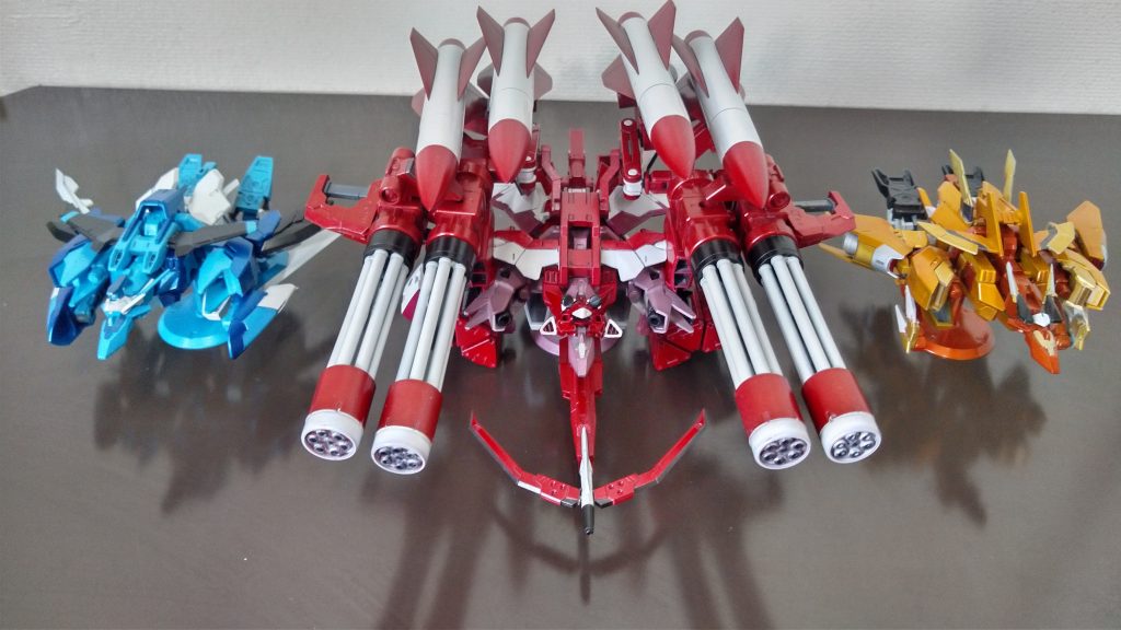 「シンフォニックギア」シリーズの見比べ。スーパー戦隊特有の「レッドのメカだけデカくね！？？」みたいになってます。