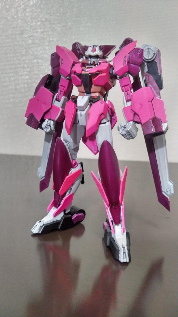 大きいツインテールとピンクのカラーリングが特徴的な機体。主に「獄鎌 ガンダム・イガリマ」との連携を主軸にする戦闘スタイルを得意とする。あの華奢な体系を表現するためにあえて手足を大きめに作りましたが、あんまり効果がなかった気がする。