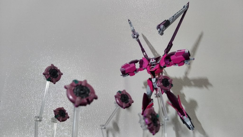 「α式・百輪廻」ツインテール部分から出る小型円ノコを飛ばして切り刻む。結構よく見る技の一つ。