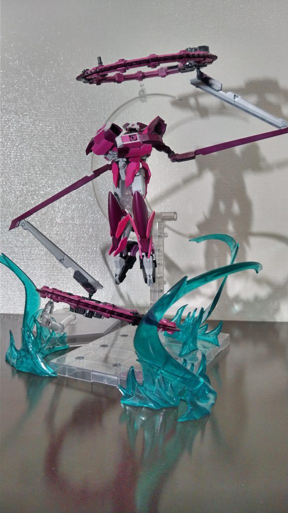 「緊急φ式・双月カルマ」ツインテールから巨大な円ノコをヘリコプターのローターみたいに高速回転させ飛行する。これポージングの保持がかなり難しかった。