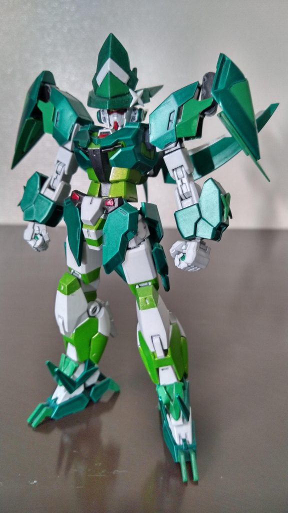 「獄鎌 ガンダム・イガリマ」トンガリなお帽子とバッテンマークがトーレードマークで緑色のカラーリングが特徴的な機体デス!多彩な鎌と変幻自在な斬撃技を得意としてるデス!相方の「塵鋸 ガンダム・シュルシャガナ」との連携を主軸に戦う前提で作られてるデス!