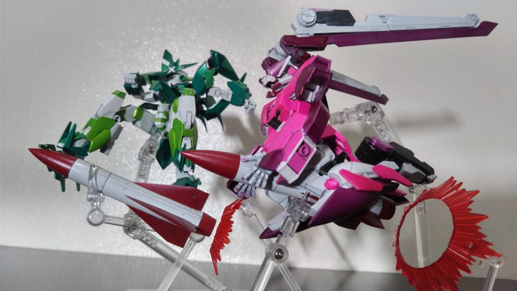 「ミサイルは乗り物(デース)」先輩のミサイルを移動用に使う二人。しかしミサイルに乗ることによって敵地に迅速に向かい大打撃を与えて到着という実は合理的な気がする行為かも?よい子はマネしちゃダメだぞ!