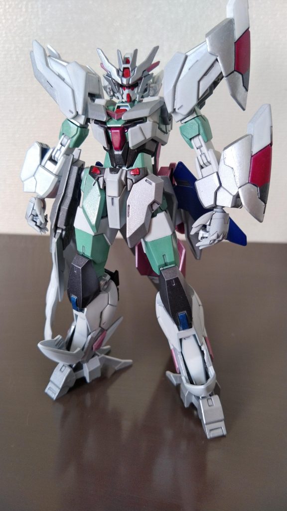 「銀椀 ガンダム・アガートラーム」勇気を問い、決意を撃つ聖剣の力を宿し、白銀がメインカラーの機体。遠、中、近のあらゆる戦況に対応した攻撃を得意とし、味方のサポートまでこなすハイスペックな性能を誇る。(もう、この人一人でいいんじゃないかな・・・。)しかしこれまでのシンフォニックガンダムが一芸特化型なので器用貧乏なところもある。ガンダムアガートラームの制作にあたってこの形になるのに1時間ほどで出来上がりました。今までは6時間くらいかかったのに。