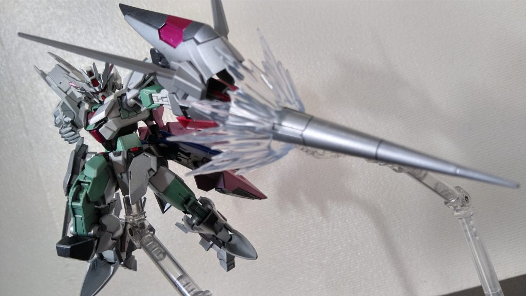 「DIVINE†CALIBER」左腕を爪状に変形させて十字型のエネルギー波を飛ばす技。受けた相手はエヴァの使途が倒されるときみたいになる。