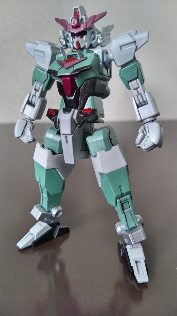 「シンフォニックガンダムVer2(モデル マリア・カデンツァヴナ・イヴ)」シンフォニックガンダムの4番機。かつてロールアウト前に「ネフィリム」と呼ばれる化け物を撃退するために出撃し、絶唱(自爆)を発動したため、修復不可能になるまで爆散した。新たに製造され本機は全てのスペックがそれまでのシンフォニックガンダムを遥かに凌駕している。あらためて見て、マリアさんカラーってすごい独特。