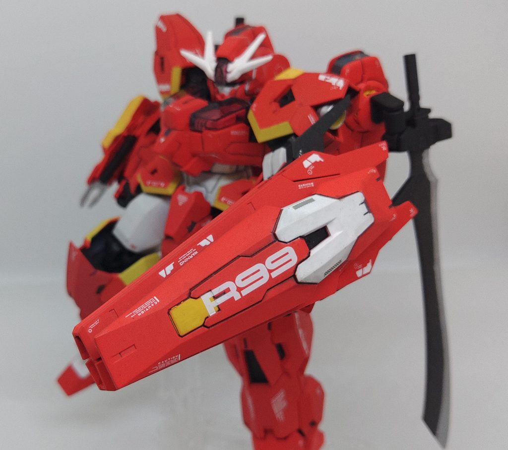 フェーズドアレイキャノン　ベース機では背中に装備されていた武装で左腕部に装備する。本機のものはセンター部にシールドを装備することでそれ自体を大型シールドに見立てることが出来る。