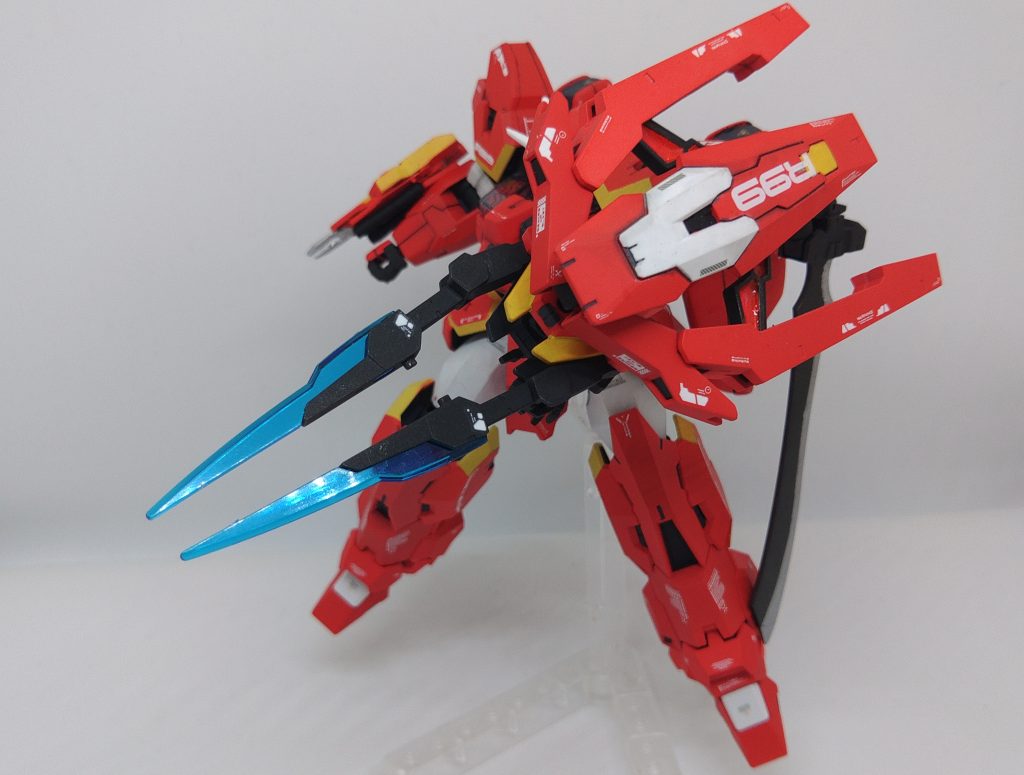 展開状態とビームクロー　　パーメットスコアが上がることでフェーズドアレイキャノンが展開した状態。この状態では防御フィールドを展開しておりビームへの対応力が高くなっている。ビームクローはキャノン内側に装備されている近接兵装