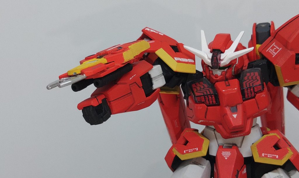 小型シールド＆2連ビームガン　　右腕部に装備されている兵装。本機は手持ちの射撃兵装を基本的には装備しない