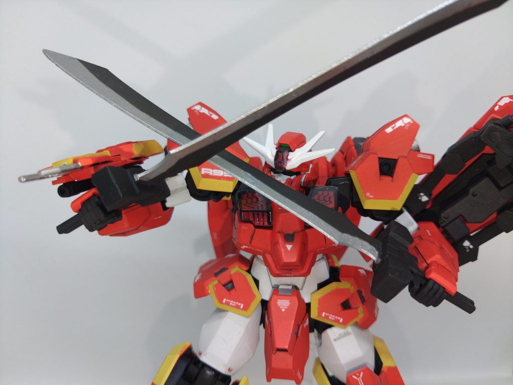 本機の対艦刀はヒート式ではなく剣自体の重みで切るタイプで、防御フィールド等では防ぐことが出来ずドローン兵装等本体諸共叩き切る事が可能