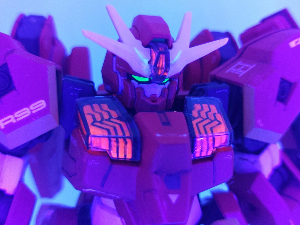 シェルユニット発光状態　シェルユニットとカメラアイには蛍光塗料が塗られておりブラックライトにて発光させることが出来ます。