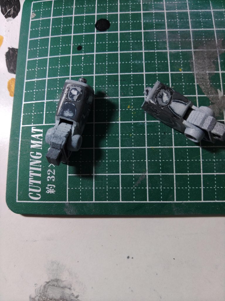 加工はアンテナのシャープ化に穴埋め、首ともも部分の延長くらいです太もも部分をカットして軸埋め込んだんですが、軸のぷら棒を固定するためパテを流し込んだらパテが固まった際に内側にべっこり凹んで修正が大変なことに😖💦いい勉強になりました(笑)