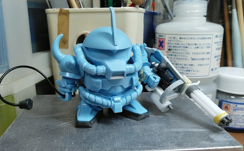 肉抜き穴を埋めて、ガトリングはプラ板と丸棒を大まかに形にしてます。