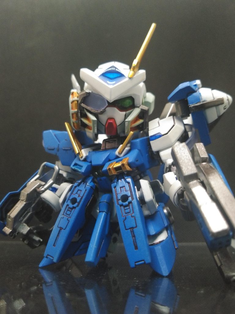 脚部はランディングギア的な扱いの為歩行は難しそう。スナイパーライフルは畳むとGNショットガン。近づかれると弾をばら蒔いて後退が基本戦術(チキン)