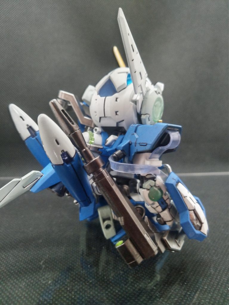 肩部ビームサーベル取付口よりエネルギーケーブルにてGNスナイパーライフルへ接続。きっと貫通力を高めてくれる事でしょう(投げやり)腰部スタビライザーの左右にGNコンデンサを搭載。高速機動時には展開して粒子を撒き散らします、多分。