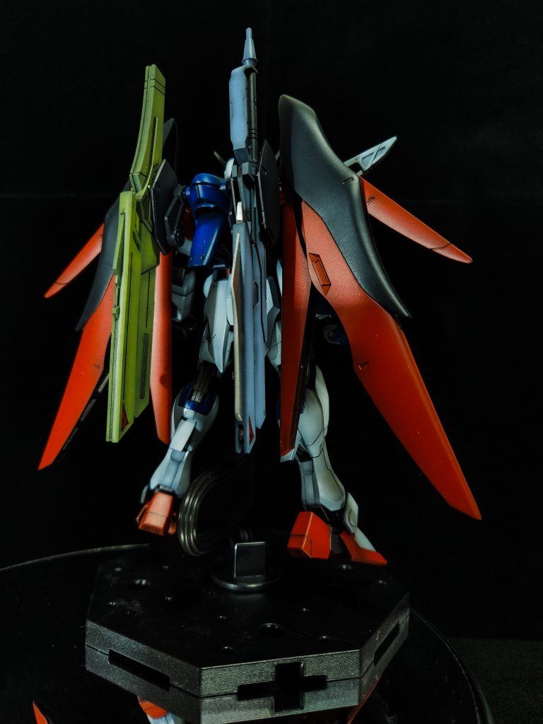 今回このキットを作ったことで、かなり好きなガンダムになりました。翼を広げた時はもちろんですが、閉じている状態のシルエットも個人的には大好きです。なんというか、ちょうどいい直線と曲線の割合(?)で上品な美しさを感じます。